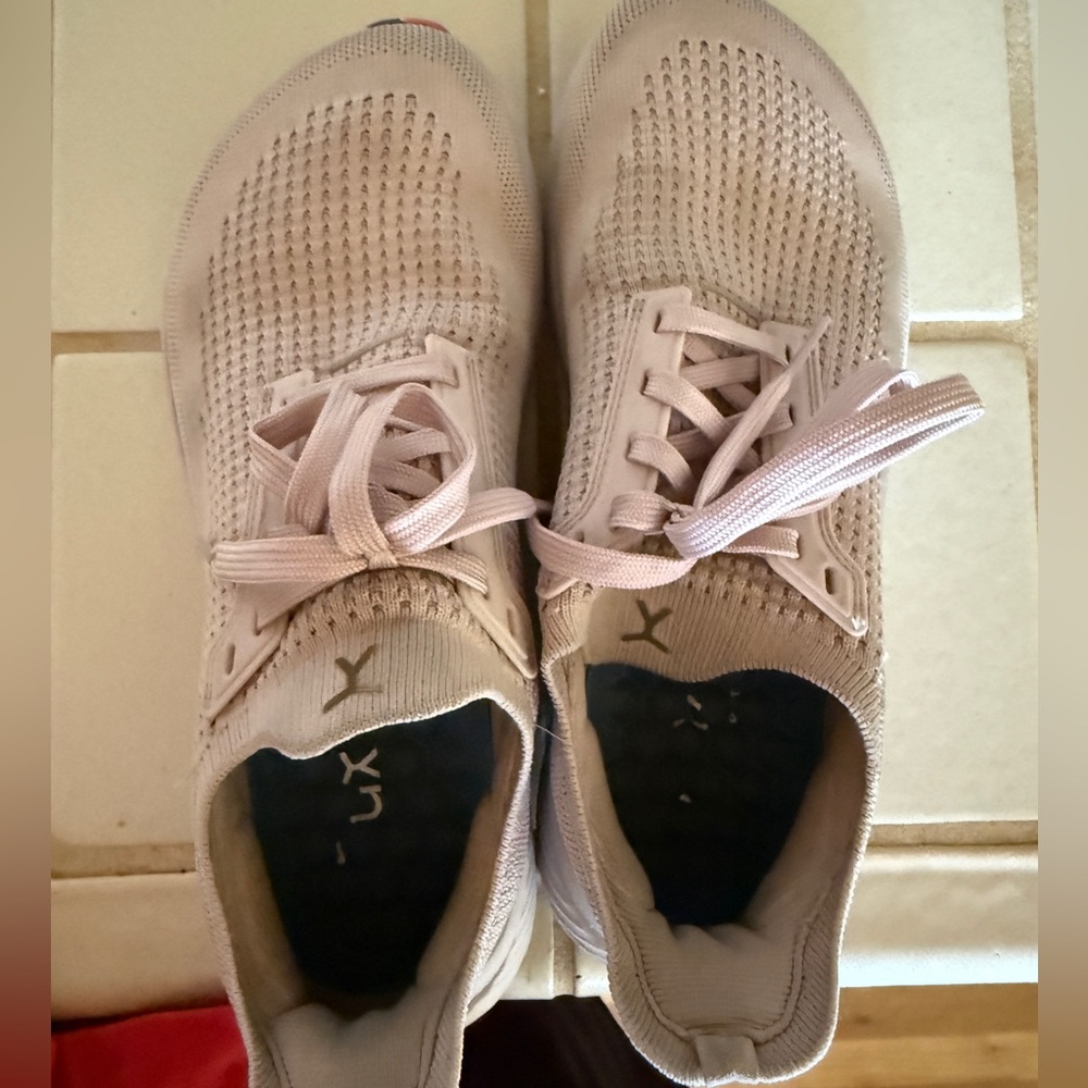 Women’s flux runners size 7.5